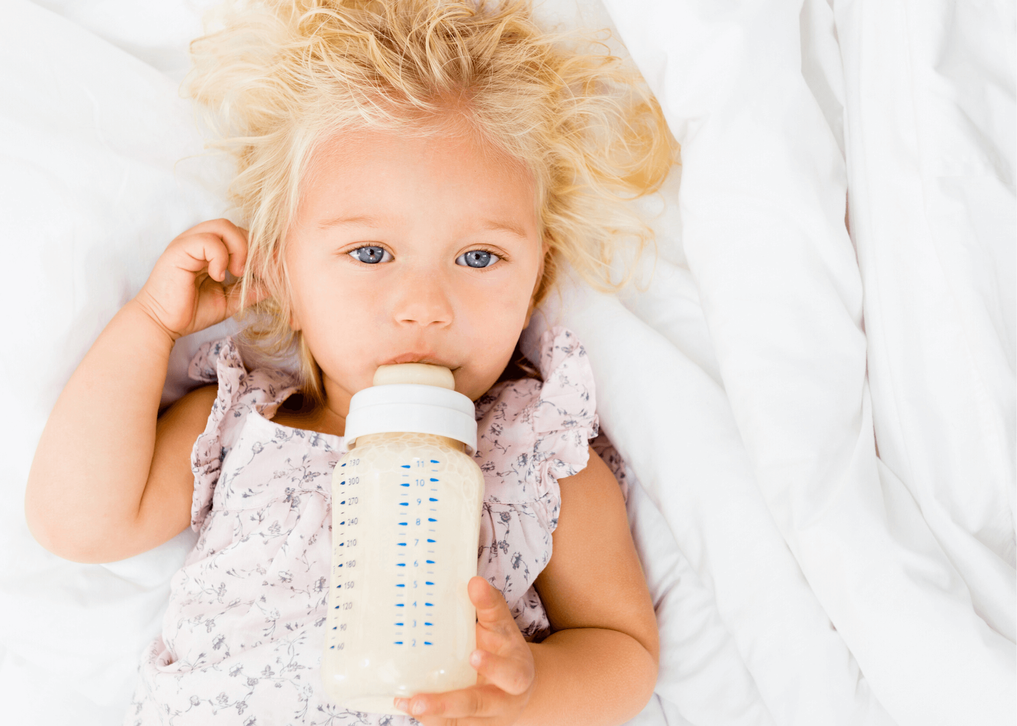Cómo aprenden los bebés a beber de una botella de agua?