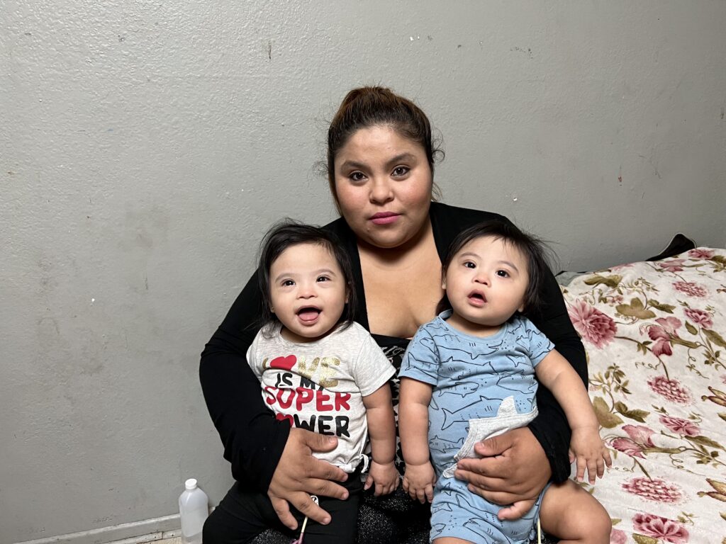 Julissa y sus bebés gemelos