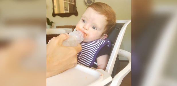 El bebé ahora puede beber del biberón sin toser ni atragantarse gracias a la terapia de alimentación